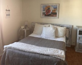 Quarto individual com cama de casal em Almada