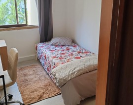 Quarto para raparigas somente no Estoril proximo estacao