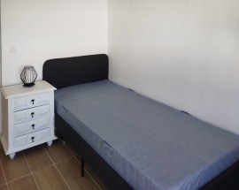 Quarto de estudante a menina perto do IPG